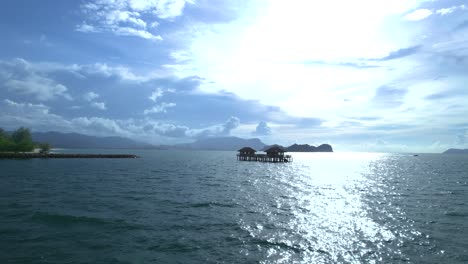 Schnelles-Fliegen-über-Smaragdblaues-Wasser-Durch-Pfahlhaus-In-Tanjung-Rhu-Beach,-Langkawi,-Malaysia