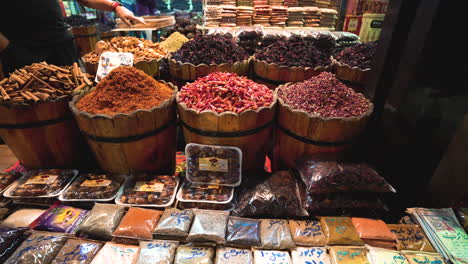 ägyptischer-Lokaler-Lebensmittelmarktstand-Mit-Nahaufnahme-Von-Frischem-Bio-Gewürzpulver