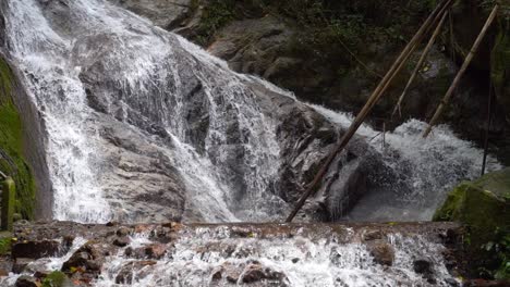 Wasserfallkaskaden,-Die-In-Zeitlupe-Im-üppigen-Dschungel-In-Thailand-Herunterfallen