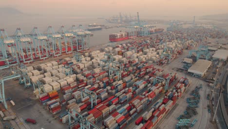 Nahaufnahme-Des-Containerterminals-Im-Hafen-Von-Algeciras-In-Spanien