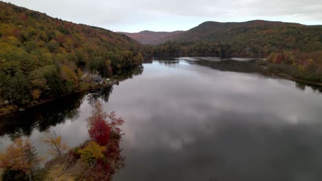 Vermont-Herbstfärbung-über-See-Im-Herbst