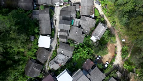 Langsam-Steigende-Luftaufnahme-über-Hölzerne-Slumhäuser-In-Südostasien