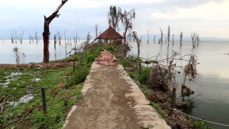Paisaje-Rural-Inundado-Con-Cabaña-Africana-En-El-Lago-Naivasha,-Kenia