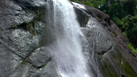 Nahaufnahme-Des-Plätschernden-Stroms-Am-Telaga-Sieben-Wasserfall-In-Den-Felsigen-Bergen-Von-Langkawi,-Malaysia