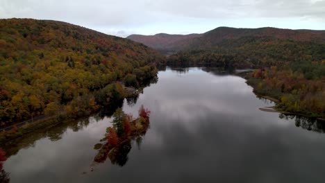 Vermont-Luftaufnahme-Zum-See-Im-Herbst-Mit-Herbstblattfarbe