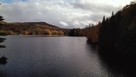 Luftauszug-über-Dem-See-In-Vermont-Im-Herbst-Mit-Blattfarbe
