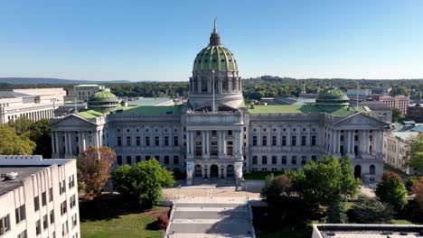 aerial-slow-push-into-the-capital-dome-in-harrisburg-pennsylvania