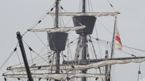 Ferdinand-Magellan-Nao-Victoria-Carrack-Bootsreplik-Spanische-Flagge-Masten-Und-Segel-Detailaufnahme-In-Zeitlupe-60fps