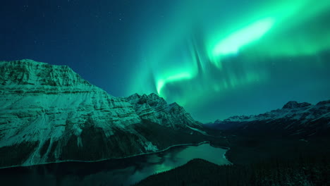 Aurora-Timelapse-over-Peyto-Lake-in-the-Rocky-Mountains