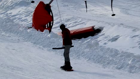 Snowboarder-Subiendo-Una-Pendiente-En-Un-Elevador-De-Barra-En-T