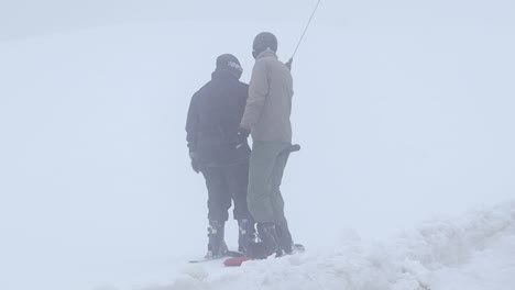 Skifahrer-Und-Snowboarder-Auf-Einem-Schlepplift-In-Einem-Schneebedeckten-Bergskigebiet