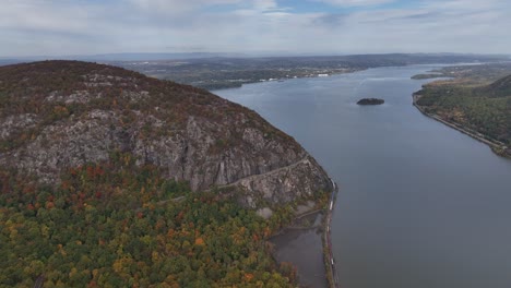 Ein-Luftbild-über-Die-Berge-Im-Hinterland-Von-Ny-Während-Des-Herbstlaubwechsels-An-Einem-Schönen-Tag