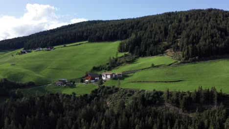 Traditionelle-Alpenhäuser-Auf-Grashügeln-In-Italienischen-Dolomiten,-Val-Di-Funes