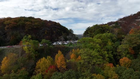 Eine-Luftaufnahme-Der-Berge-Im-Hinterland-Von-Ny-Während-Des-Herbstes-Herbstlaub,-An-Einem-Schönen-Tag-Mit-Weißen-Wolken