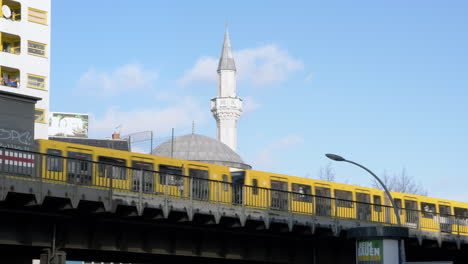Transporte-Público-En-Berlín-Entrando-A-La-Estación-Frente-A-La-Mezquita