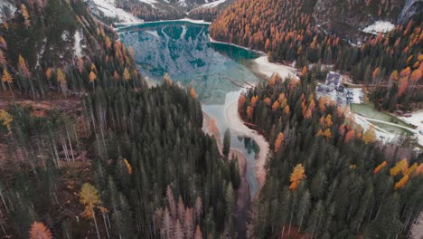 4K-Herbst-Herbst-Drohne-Antenne-Lago-Di-Braies-Pragser-Wildsee-Dolomiten-Italien