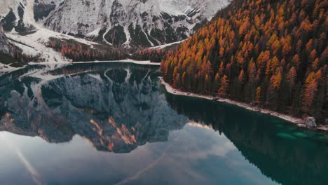 4K-Fall-Autumn-Drone-Aerial-Lago-Di-Braies-Pragser-Wildsee-Dolomitas-Italia