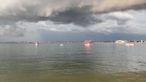 Un-Cielo-Nublado-Con-Una-Vista-Panorámica-Sobre-El-Muelle-De-Barcos-De-Pesca-De-Na-Kluea