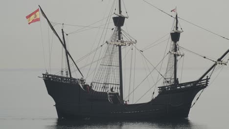 Ferdinand-Magellan-Nao-Victoria-Carrack-Bootsreplik-Mit-Spanischer-Flagge-Segelt-Im-Mittelmeer-Bei-Sonnenaufgang-In-Ruhiger-Seeseite-In-Zeitlupe-60fps-Gedreht