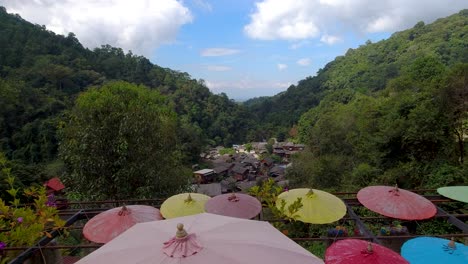 Schöne-Bunte-Regenschirme-Auf-Dem-Aussichtspunkt-über-Dem-Traditionellen-Thailändischen-Dorf