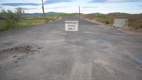 Camino-Cerrado-Que-Conduce-A-La-Construcción-De-Nuevas-Viviendas-En-Las-Montañas,-Incline-Hacia-Arriba-Revelar