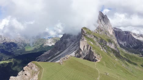 Drohnenaufnahme-Der-Idyllischen-Bergkette-Im-Puez-Geisler-Nationalpark-Der-Dolomiten-An-Bewölkten-Tagen---Umlaufende-Aufnahme