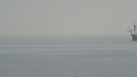 Ferdinand-Magellan-Nao-Victoria-Carrack-Bootsreplik-Mit-Spanischer-Flagge-Segelt-Im-Mittelmeer-Bei-Sonnenaufgang-In-Ruhigem-Meer,-Das-In-Zeitlupe-60-Fps-In-Den-Rahmen-Eintritt
