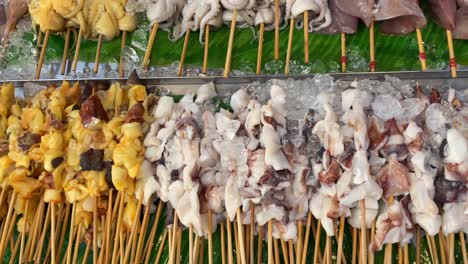 Nahaufnahme-Von-Rohen-Tintenfischspießen-Street-Food-Display-In-Thailand