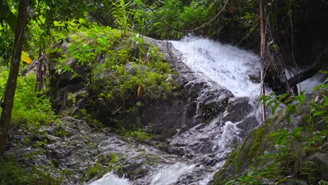 Schöner-Kaskadierender-Wasserfall,-Der-Felsen-Im-Dschungel-Hinunterläuft