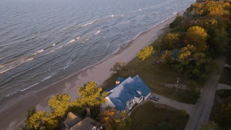 Herbstlaub-Am-Ufer-Des-Michigansees-In-Grand-Haven