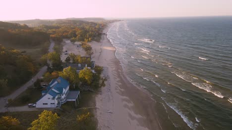 Luxury-Homes-on-the-Western-Shoreline-of-Lake-Michigan
