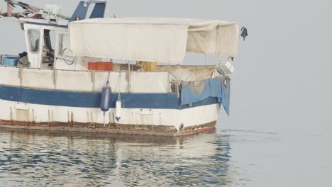 Kleines-Fischerboot,-Das-Fischernetz-Mit-Zwei-Arbeitern-In-Ruhiger-See-Bei-Sonnenaufgang-In-Zeitlupe-60fps-Sammelt