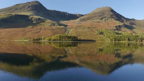 Autumnal-scene-at-Buttermere-Lake-on-a-still-morning