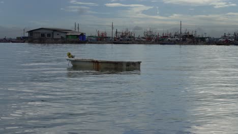 Ruhige-Ansicht-Eines-Kleinen-Fischerbootes-Vor-Dem-Hintergrund-Eines-Hauses-Ist-In-Der-Nähe-Von-Na-Kluea-Fischerbootpier,-Pattaya,-Thailand-Verankert