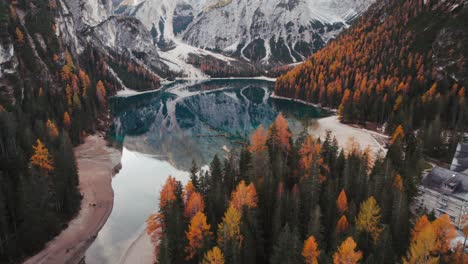 4K-Fall-Autumn-Drone-Aerial-Lago-Di-Braies-Pragser-Wildsee-Dolomitas-Italia