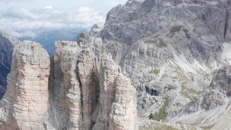 Torre-Di-Toblin,-Tre-Cime-Di-Lavaredo-Nahaufnahme-Luftaufnahme-Des-Berggipfels-In-Den-Dolomiten,-Italien
