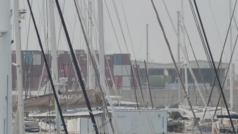 Ferdinand-Magellan-Nao-Victoria-Carrack-Bootsreplik-Mit-Spanischer-Flagge,-Die-In-Den-Hafen-In-Valencia-Einfährt,-Mit-Kränen-Im-Hintergrund-In-Zeitlupe-60fps