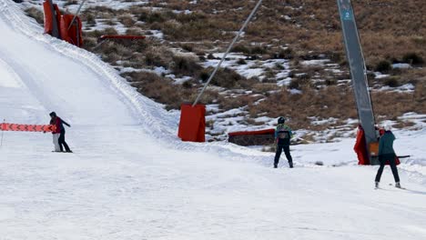 Winterurlaub,-Skifahrer-Auf-Einem-Schlepplift