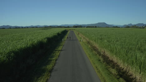 Radfahrer-Genießen-Die-Weiten-Straßen-Im-Australischen-Outback