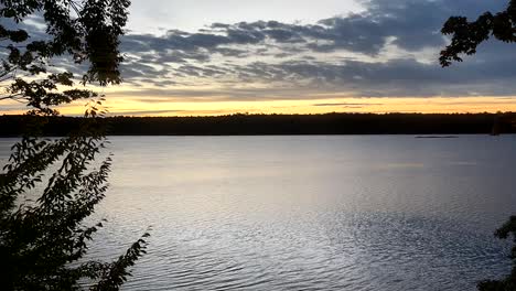 Hyperlapse-Des-Flusses-Mit-Vorbeiziehenden-Wolken-Und-Einem-Wunderschönen-Sonnenuntergang