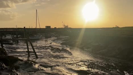 Segelboot-Angedockt-In-Der-Mündung-Mit-Goldenem-Sonnenuntergang-Am-Abend