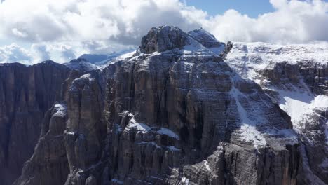 Filmische-Drohnenaufnahme,-Die-In-Der-Nähe-Eines-Spektakulären-Berggipfels-Mit-Schneebedeckten-Dolomiten,-Italienischen-Alpen,-Fliegt
