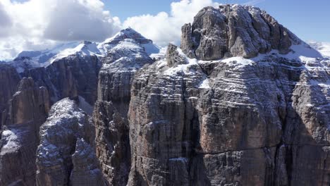 Beeindruckender-Luftbogen-Aus-Schneebedeckten-Sellabergen,-Dolomiten,-Italien