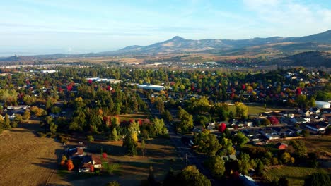Us,-Oregon,-Phoenix---Drohnenflug-über-Wohngebieten-In-Richtung-Roxy-Ann-Peak-Im-Herbst
