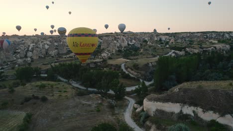 Heißluftballons-Von-Kappadokien-Bei-Sonnenaufgang