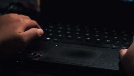 Zeitlupenvideo---Nahaufnahme-Einer-Frauenhand,-Die-Auf-Der-Laptoptastatur-Tippt