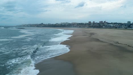 Drohne-Luftaufnahme-Küste-Seelandschaft-Strand,-Atlantische-Ozeanwellen-Waschen-Am-Ufer,-Stadt-Porto-Portugal-Hintergrund