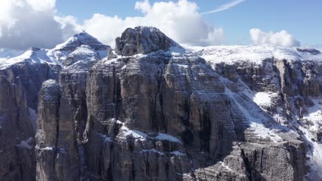 Sellagruppe-Berge-In-Den-Italienischen-Dolomiten,-Die-An-Einem-Schönen-Tag-Mit-Schnee-Bestäubt-Sind