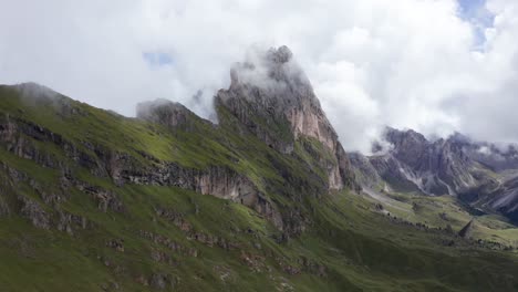 Luftaufnahme-über-Die-Alm-Der-Rauen-Schönheit-Von-Seceda,-Italienische-Dolomiten