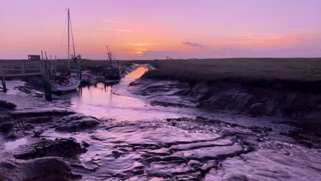 Boote,-Die-In-Der-Mündung-Angedockt-Sind,-Mit-Einem-Atemberaubenden-Violetten-Sonnenuntergang